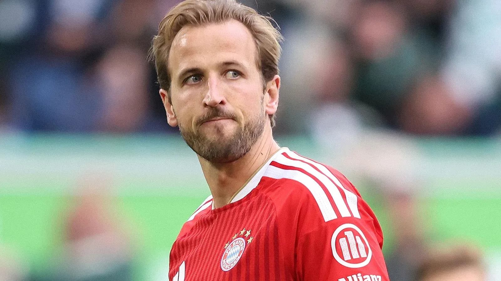 Futbolchi Bayern Munich futbol formasida maydonda Futbolchi Bayern Munich futbol formasida maydonda