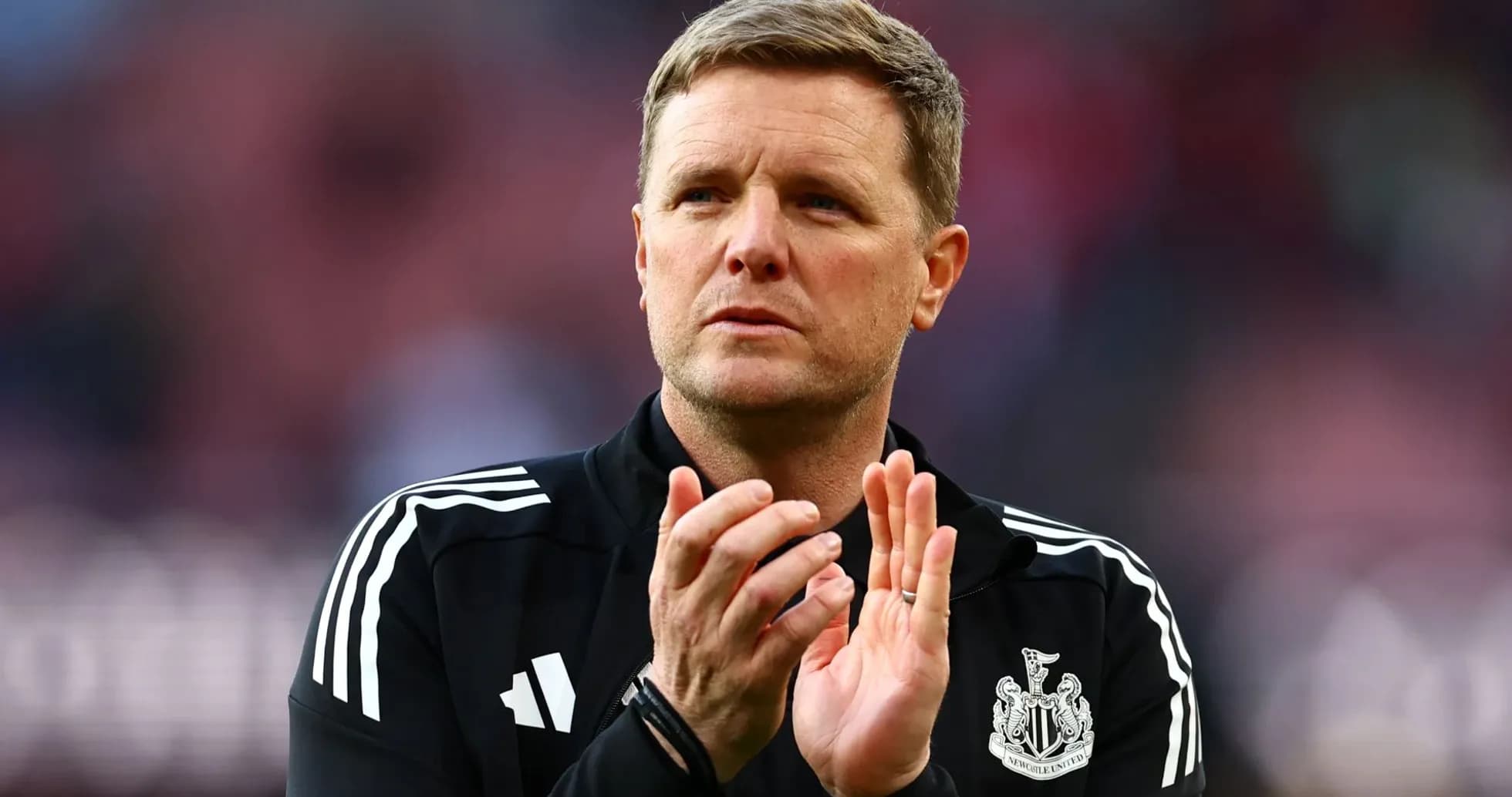 Trener Newcastl United jamoasi qo'llab-quvvatlayapti Trener Newcastl United jamoasi qo'llab-quvvatlayapti