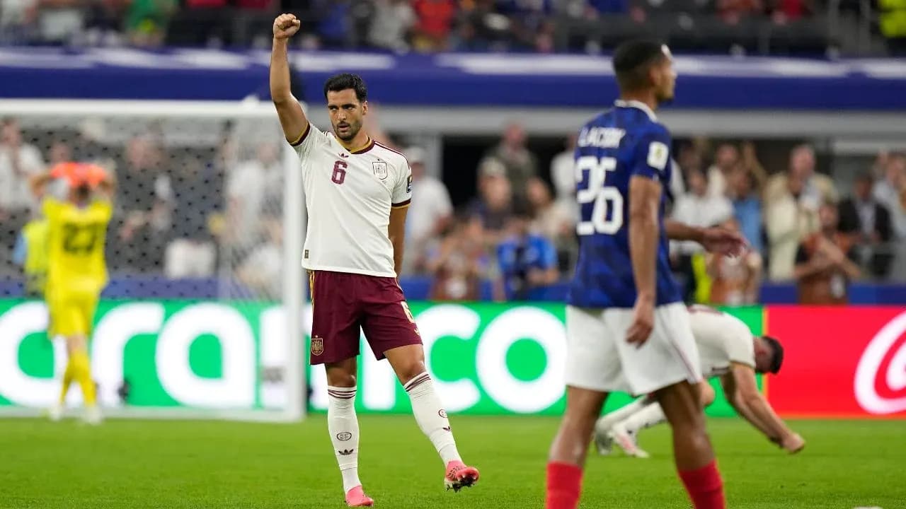 Ispaniya futbolchisi raqibga qarshi g'alaba nishoni Ispaniya futbolchisi raqibga qarshi g'alaba nishoni
