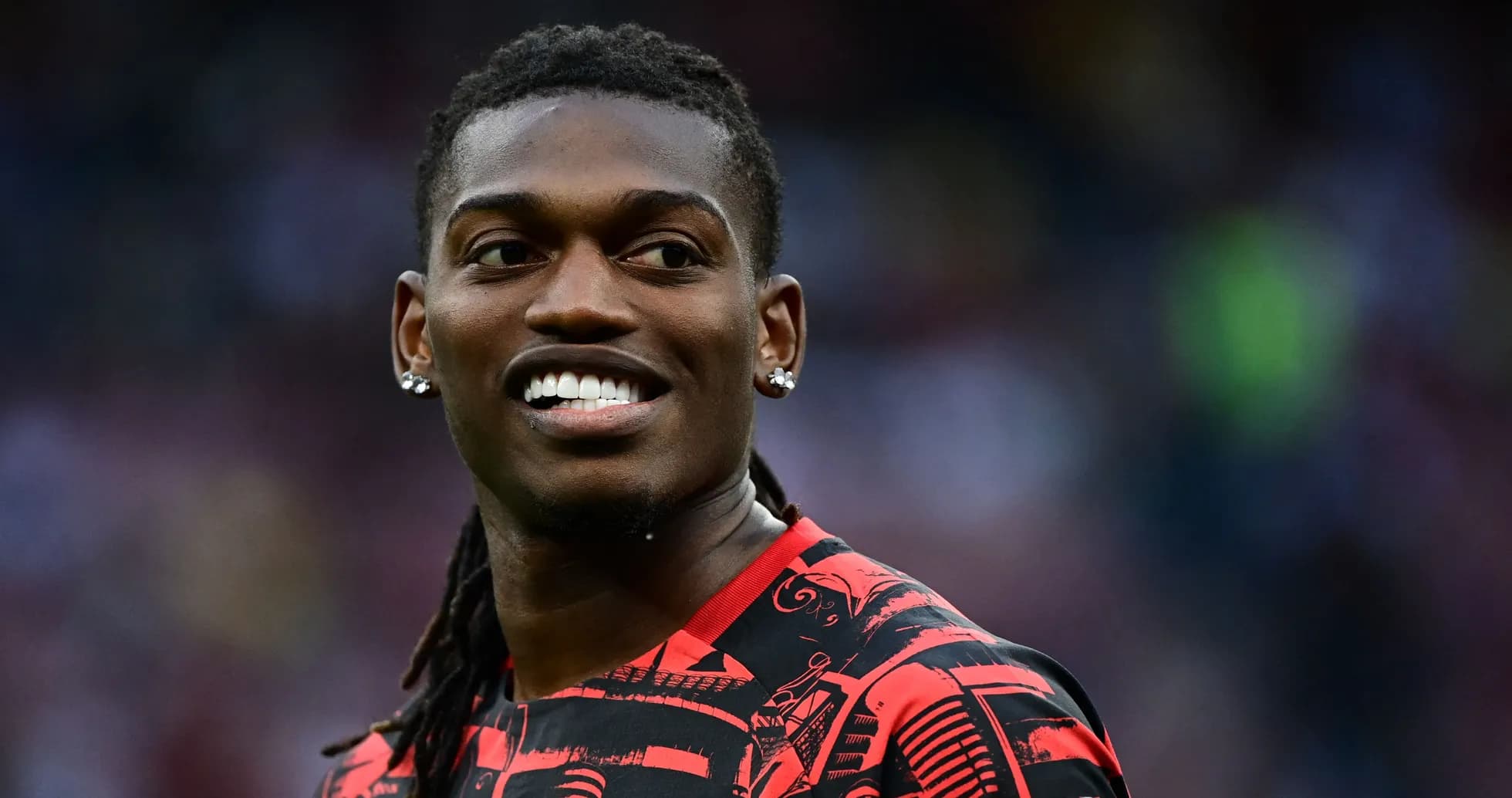 Futbolchi maydonda kulayotgan paytda Futbolchi maydonda kulayotgan paytda