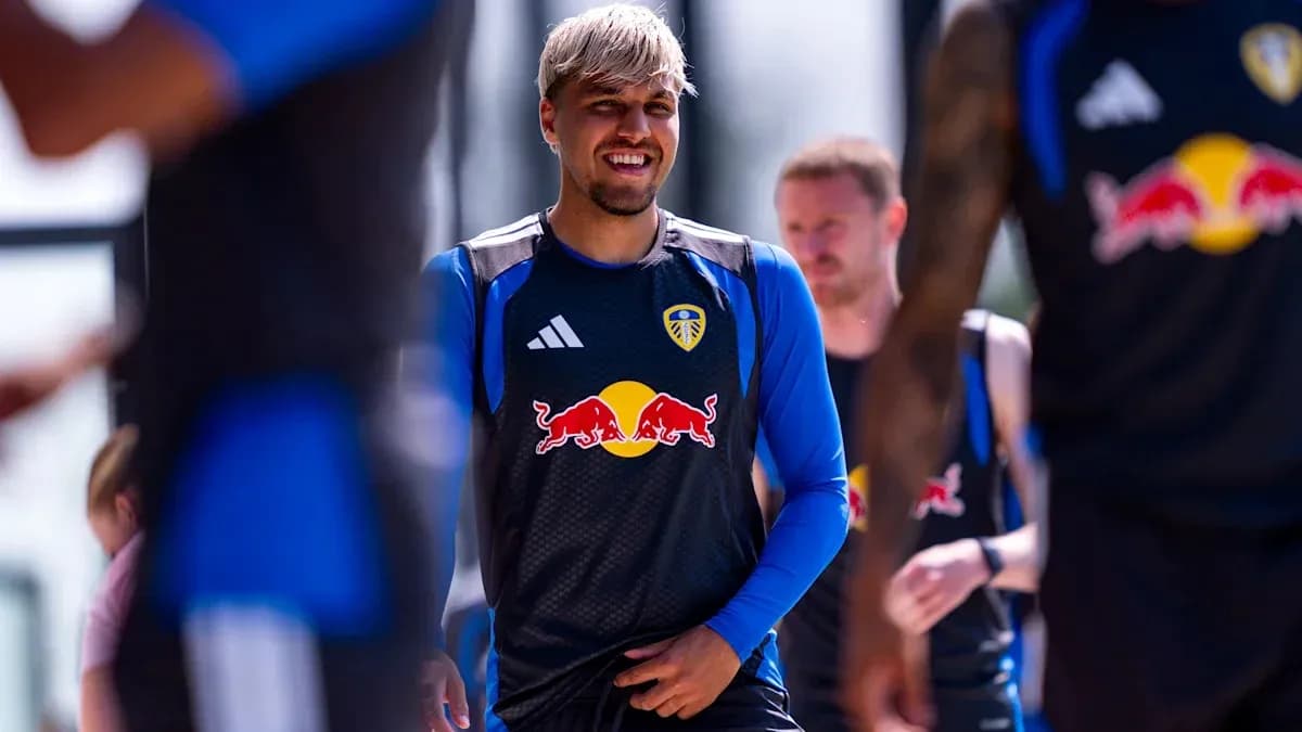 Futbolchi Leeds United treningda kulgili holatda Futbolchi Leeds United treningda kulgili holatda