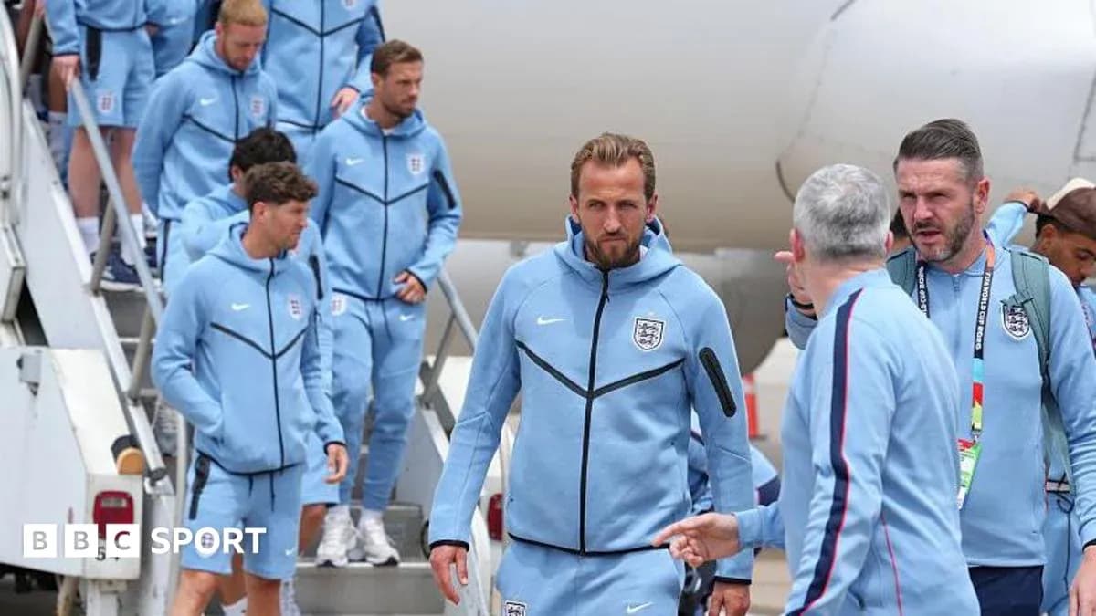 Angliya futbol jamoasi samolyotdan tushmoqda Angliya futbol jamoasi samolyotdan tushmoqda
