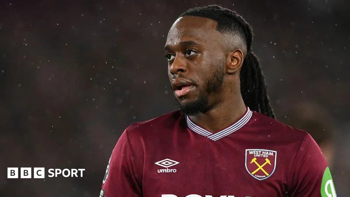 Futbolchi West Ham United formasida o'yin paytida Futbolchi West Ham United formasida o'yin paytida