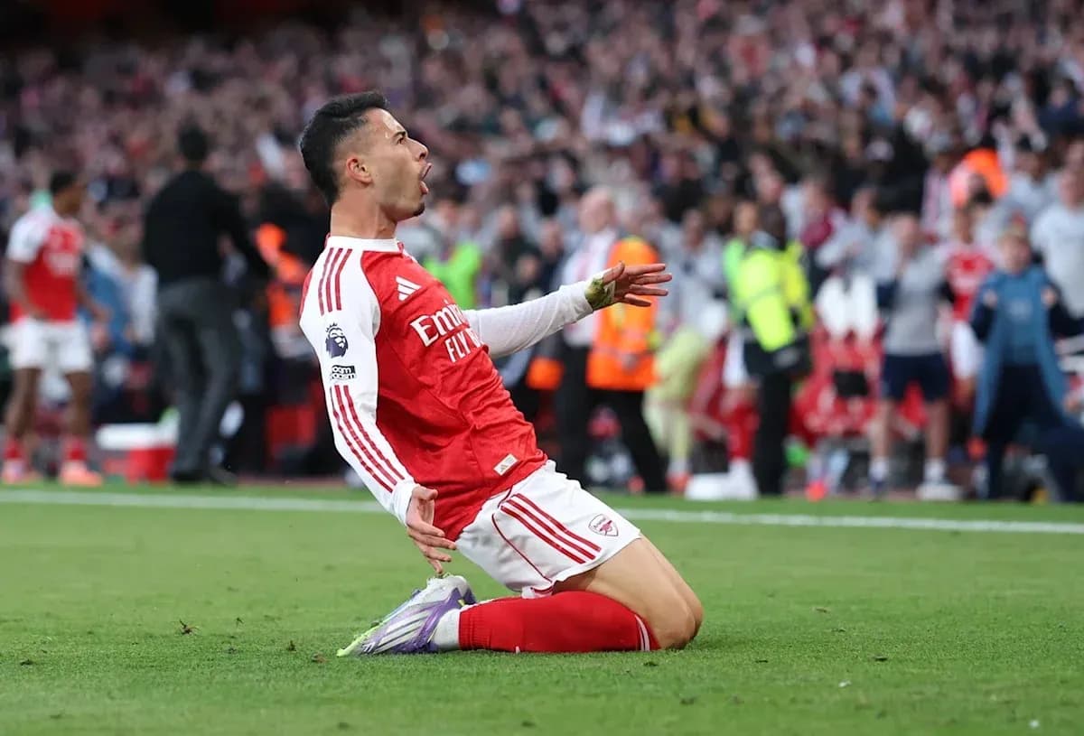 Futbolchi gol urib, maydonda to'plab tushmoqda Futbolchi gol urib, maydonda to'plab tushmoqda
