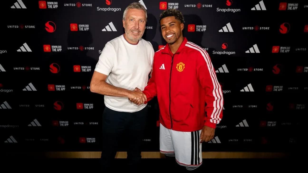 Ikkita shaxs qo'l berishmoqda, Manchester United formasi kiygan Ikkita shaxs qo'l berishmoqda, Manchester United formasi kiygan