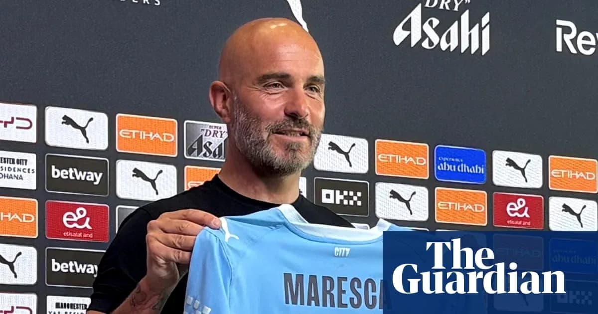 Yangi futbolchi formasini ushlab turgan murabbiy Yangi futbolchi formasini ushlab turgan murabbiy