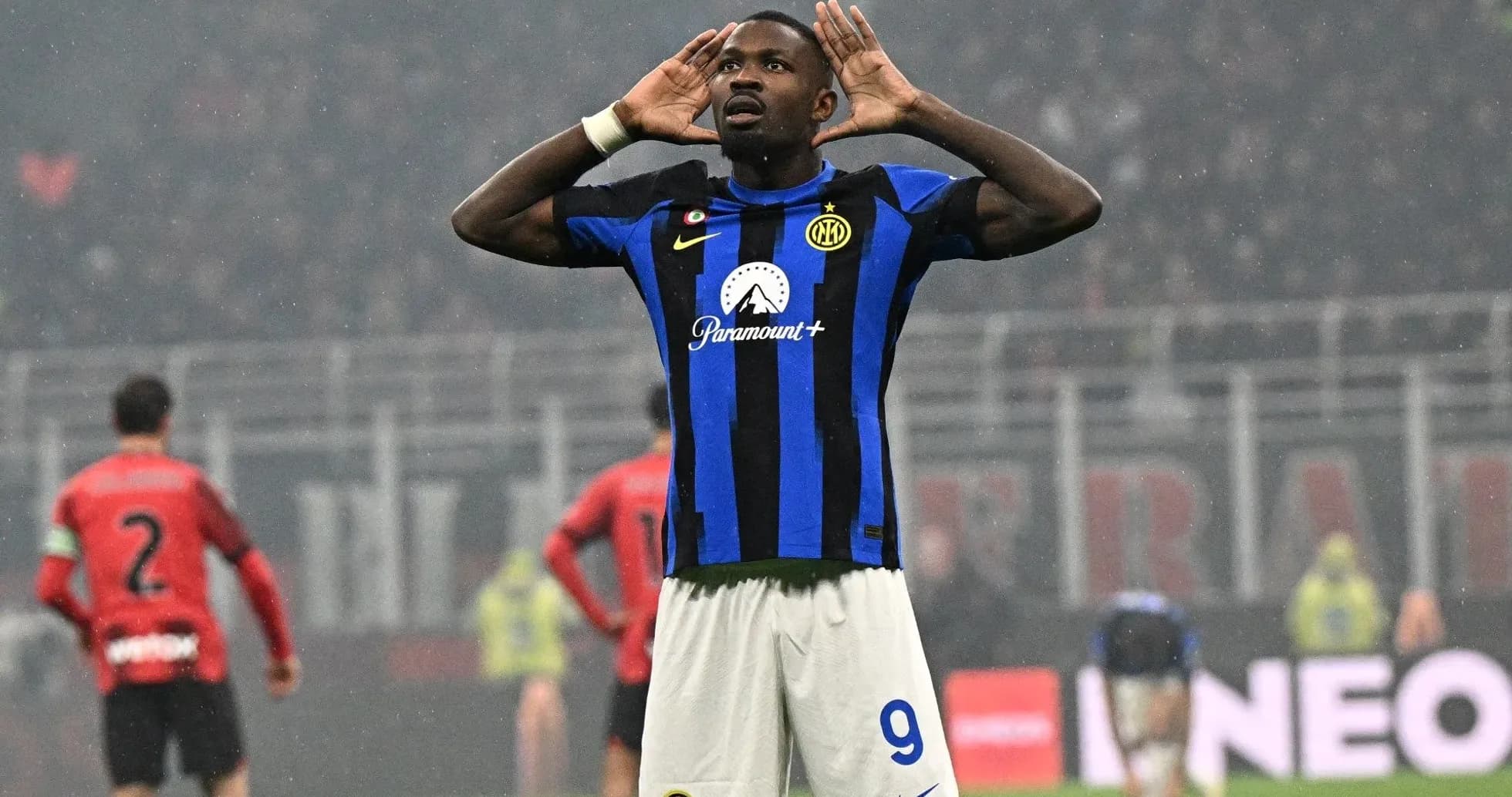 Futbolchi gol urganidan keyin raqiblarni chalmoqda Futbolchi gol urganidan keyin raqiblarni chalmoqda