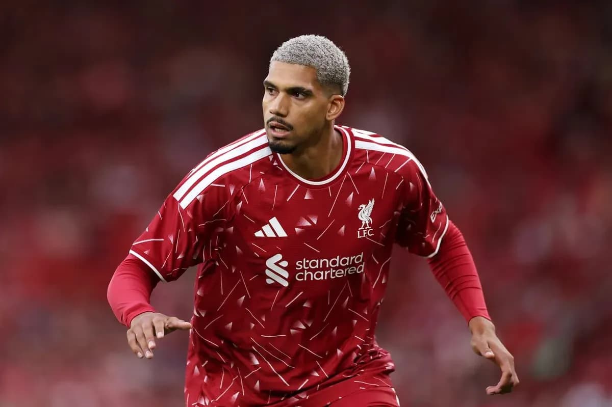Futbolchi LFC formasida maydonda harakatda Futbolchi LFC formasida maydonda harakatda