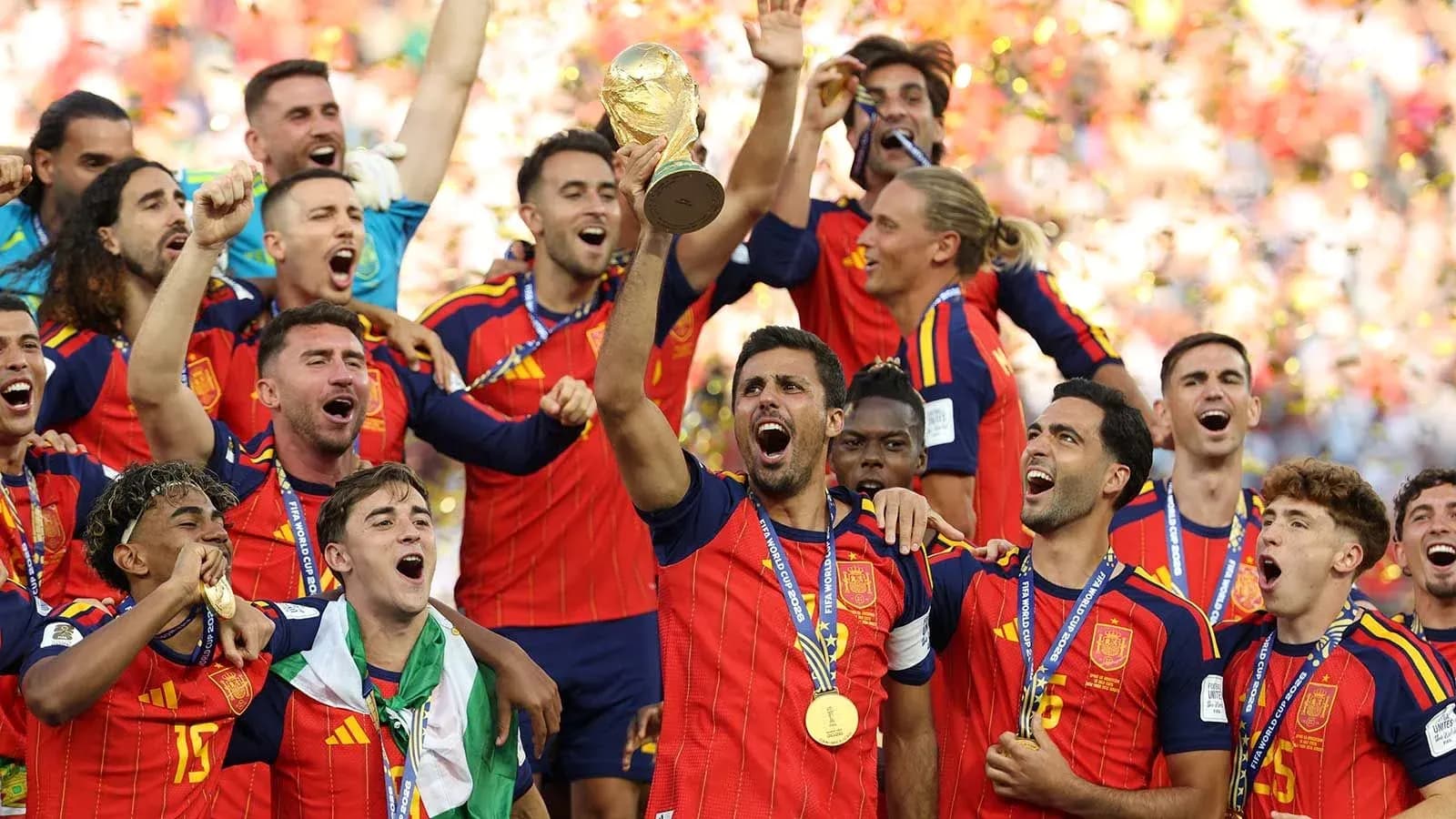 Ispaniya futbol jamoasi Jahon Kubogini qo'lga kiritmoqda Ispaniya futbol jamoasi Jahon Kubogini qo'lga kiritmoqda