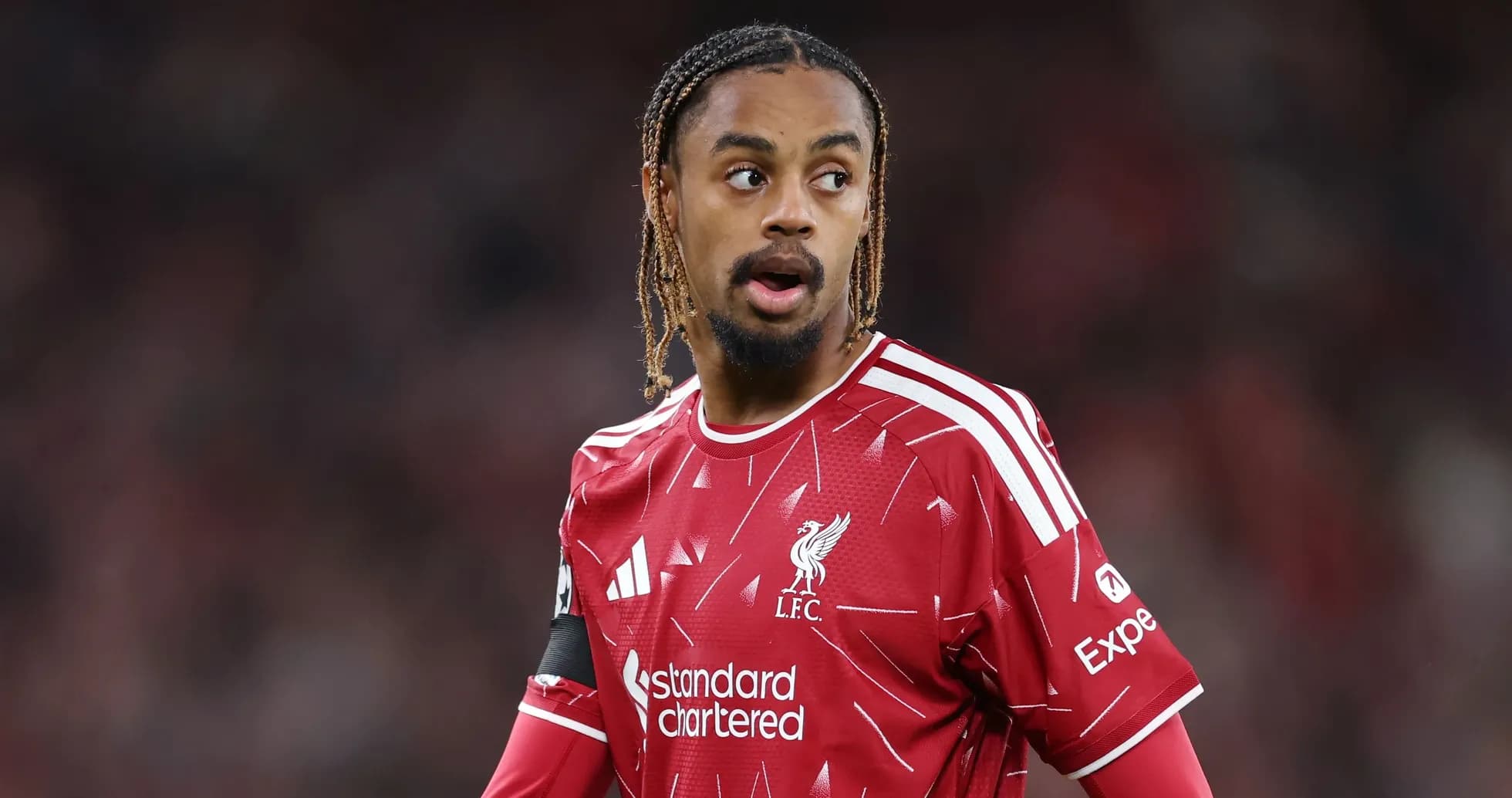Futbolchi maydonda Liverpool formasi bilan Futbolchi maydonda Liverpool formasi bilan