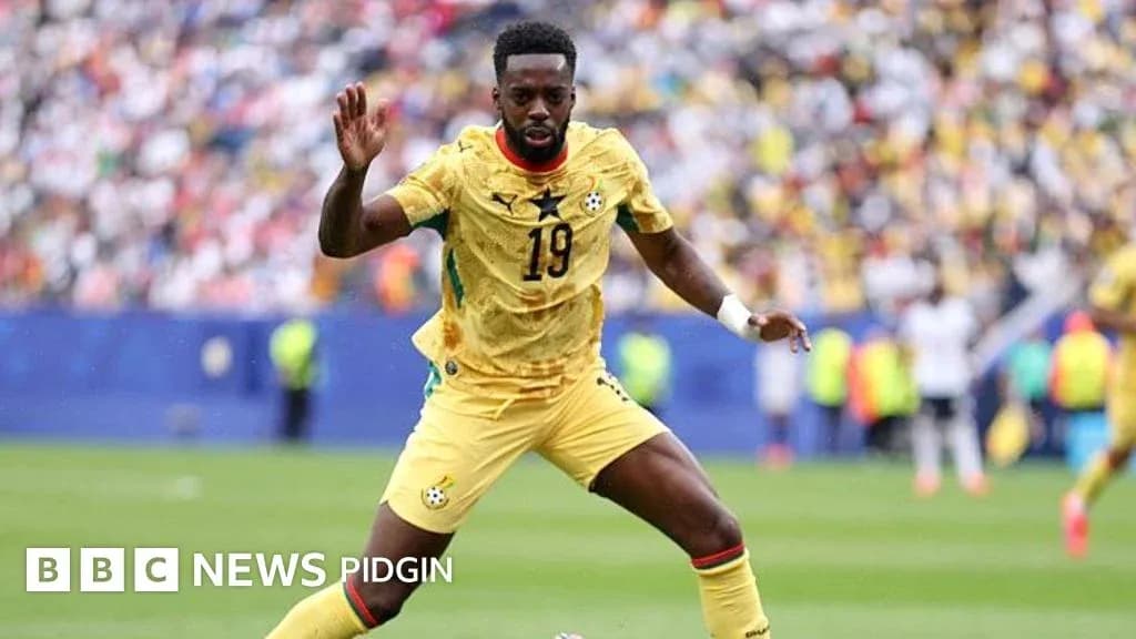 O'yinchi harakatda, futbol maydonida to'pni qidiryapti O'yinchi harakatda, futbol maydonida to'pni qidiryapti