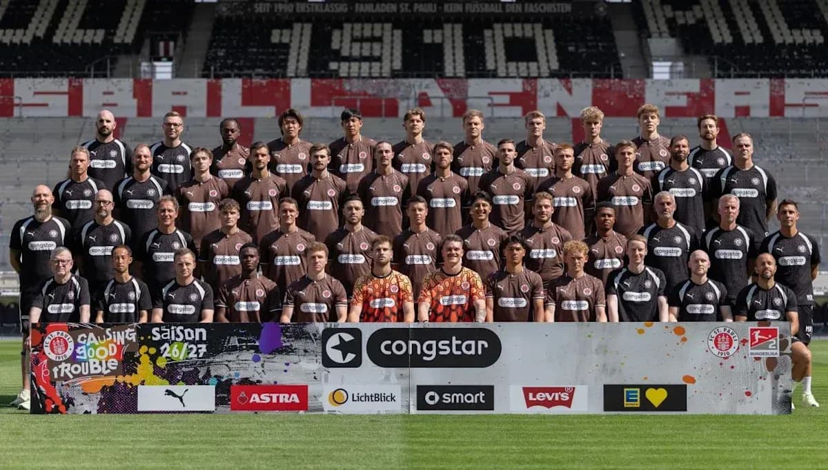 St. Pauli team group photo with sponsors St. Pauli team group photo with sponsors