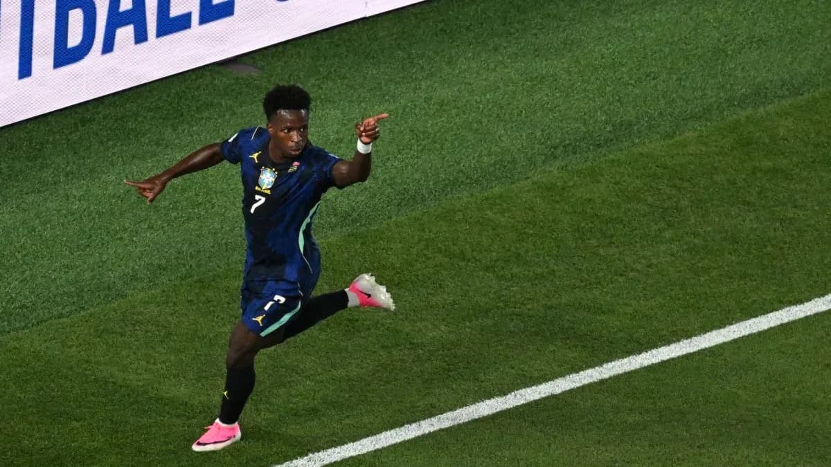 Futbolchi gol urishidan keyin nishonlayapti Futbolchi gol urishidan keyin nishonlayapti