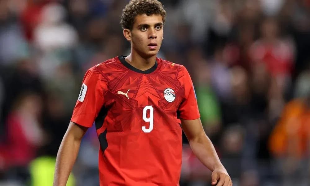Futbolchi raqami 9 bilan maydonda yurmoqda Futbolchi raqami 9 bilan maydonda yurmoqda