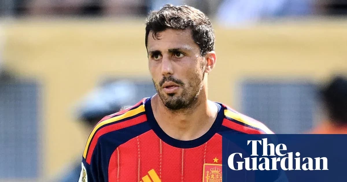 Futbolchi Ispaniya formasida o'yin maydonida Futbolchi Ispaniya formasida o'yin maydonida
