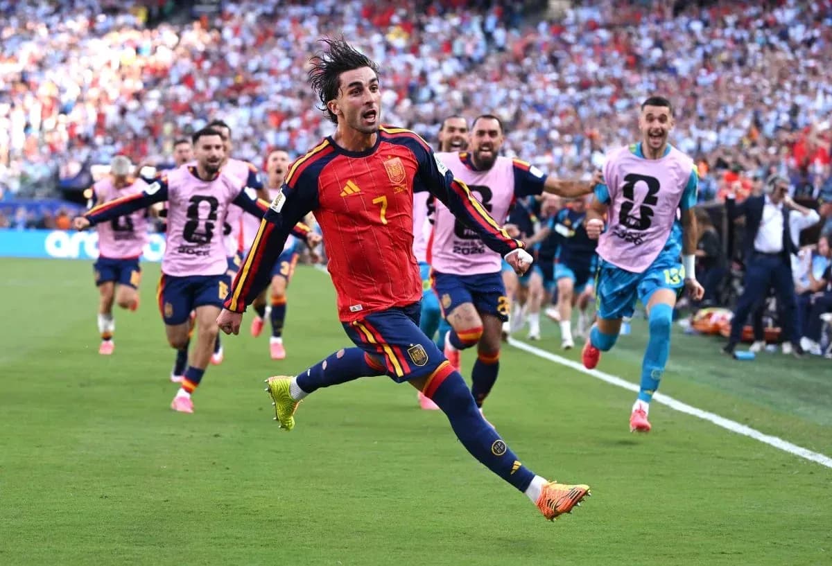 Ispaniya futbolchisi goli bilan jamoasi ortidan yugurmoqda Ispaniya futbolchisi goli bilan jamoasi ortidan yugurmoqda