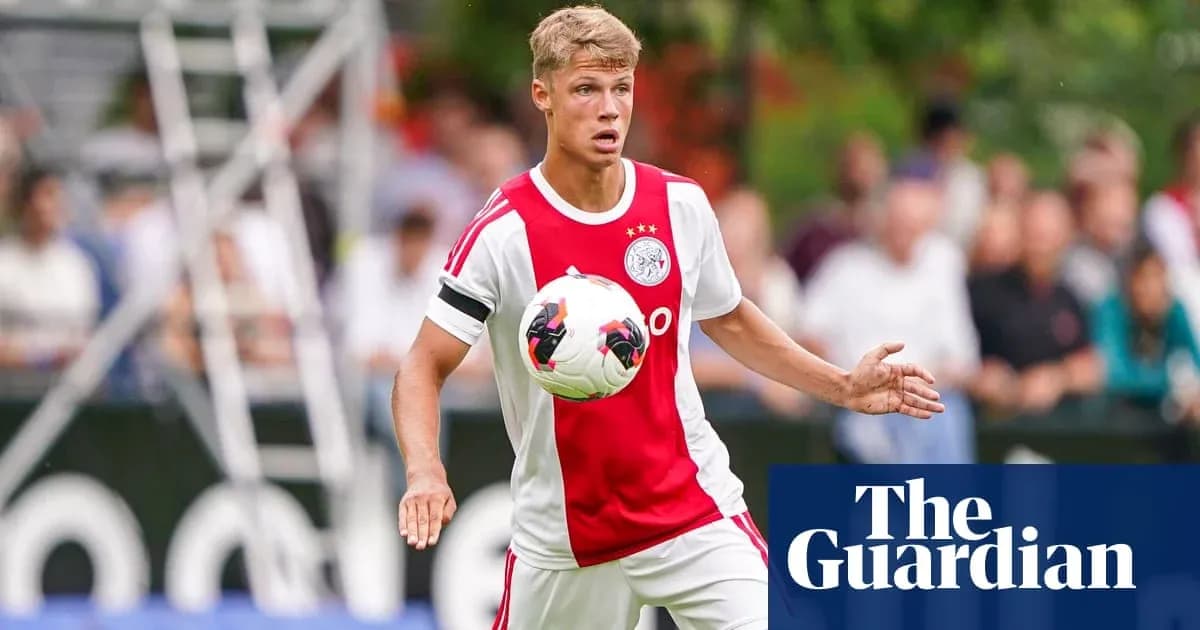 Futbolchi to'pni ushlab, harakatda Futbolchi to'pni ushlab, harakatda