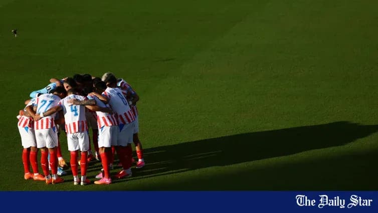 Futbolchilar birgalikda yig'ilib, strategiya muhokama qilmoqda Futbolchilar birgalikda yig'ilib, strategiya muhokama qilmoqda