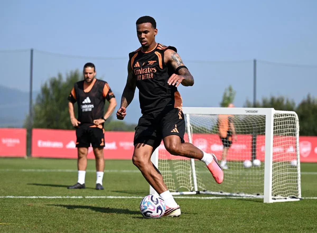 Futbolchi to'pni ushlayotgan mashg'ulotda Futbolchi to'pni ushlayotgan mashg'ulotda