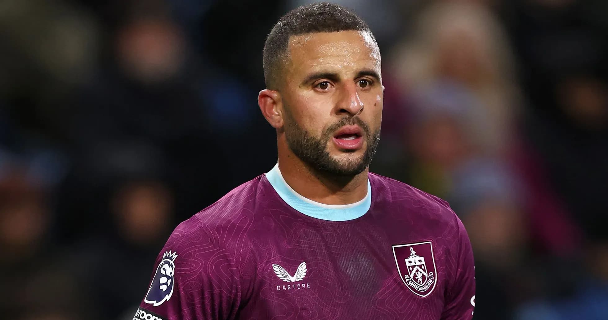 Futbolchi Burnley formasi bilan maydonda Futbolchi Burnley formasi bilan maydonda