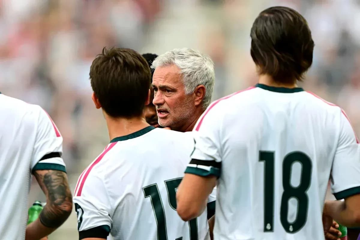 Mourinho discussing strategy with players during match Mourinho discussing strategy with players during match