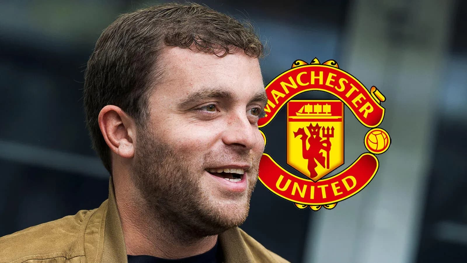Shaxs Manchester United logotipi oldida kulib turibdi Shaxs Manchester United logotipi oldida kulib turibdi