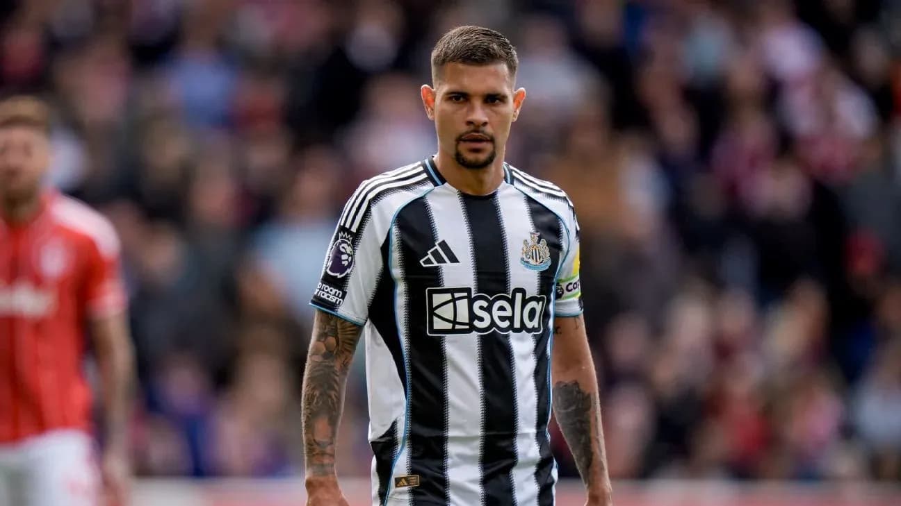 Futbolchi maydonda Newcastle formasi bilan Futbolchi maydonda Newcastle formasi bilan