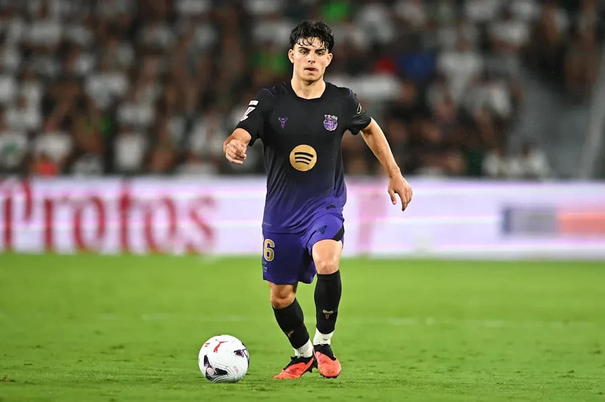 Futbolchi to'pni haydash bilan maydonda yurmoqda Futbolchi to'pni haydash bilan maydonda yurmoqda