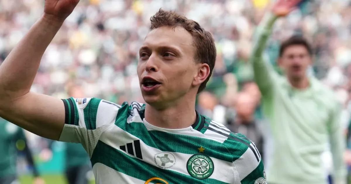 Futbolchi gol urganidan keyin muxlislarga salom beradi Futbolchi gol urganidan keyin muxlislarga salom beradi