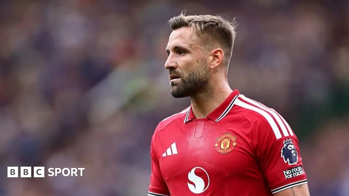 Futbolchi Manchester United formasi bilan maydonda Futbolchi Manchester United formasi bilan maydonda