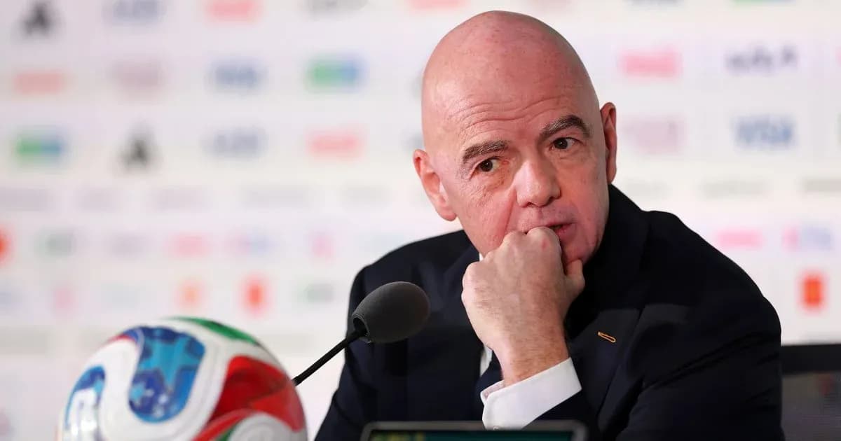 Rasmiy matbuot anjumanida futbol to'pi oldida Rasmiy matbuot anjumanida futbol to'pi oldida