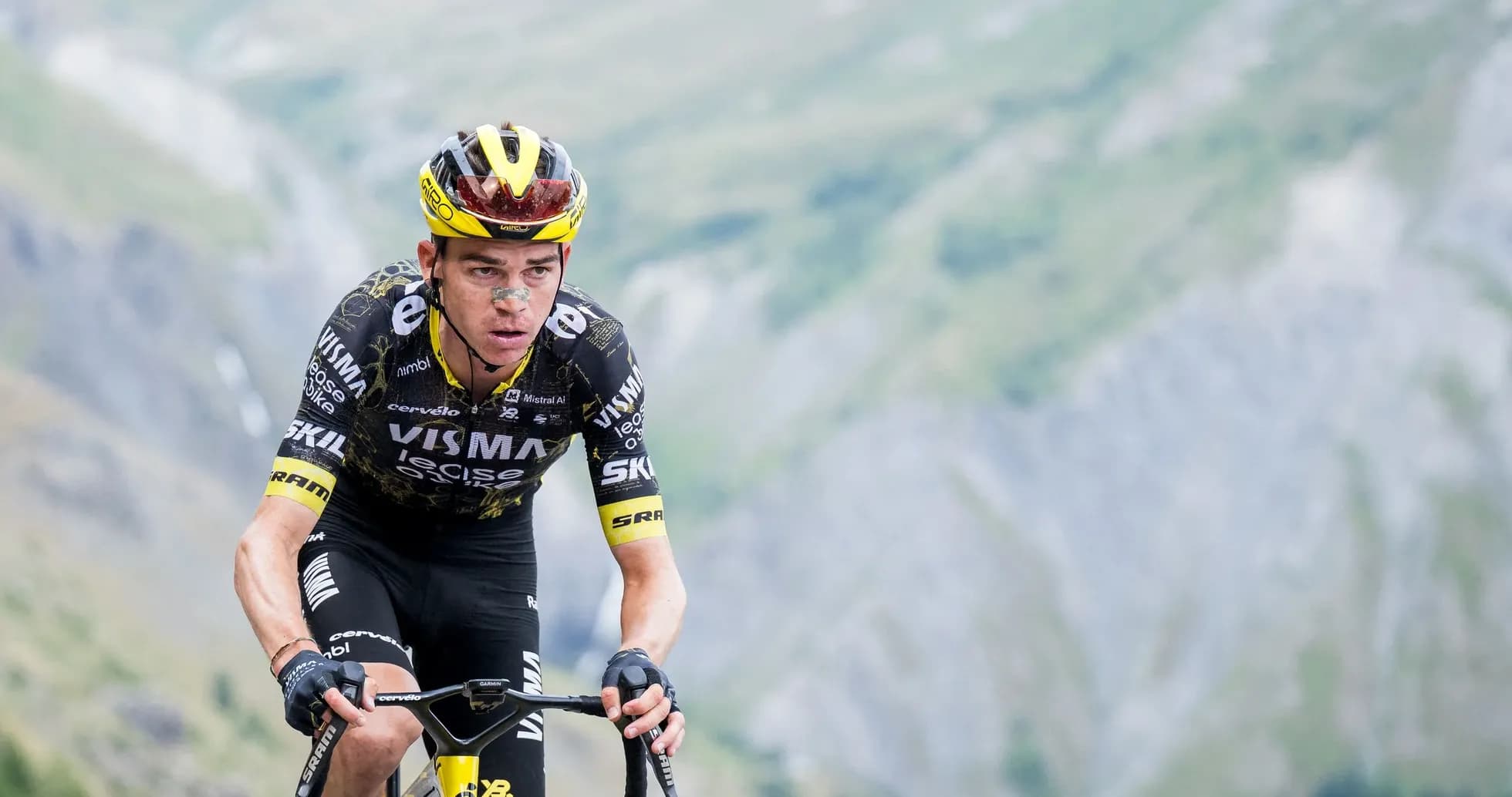 Velosipedchi tog'larda pedal bosayotgan holatda Velosipedchi tog'larda pedal bosayotgan holatda