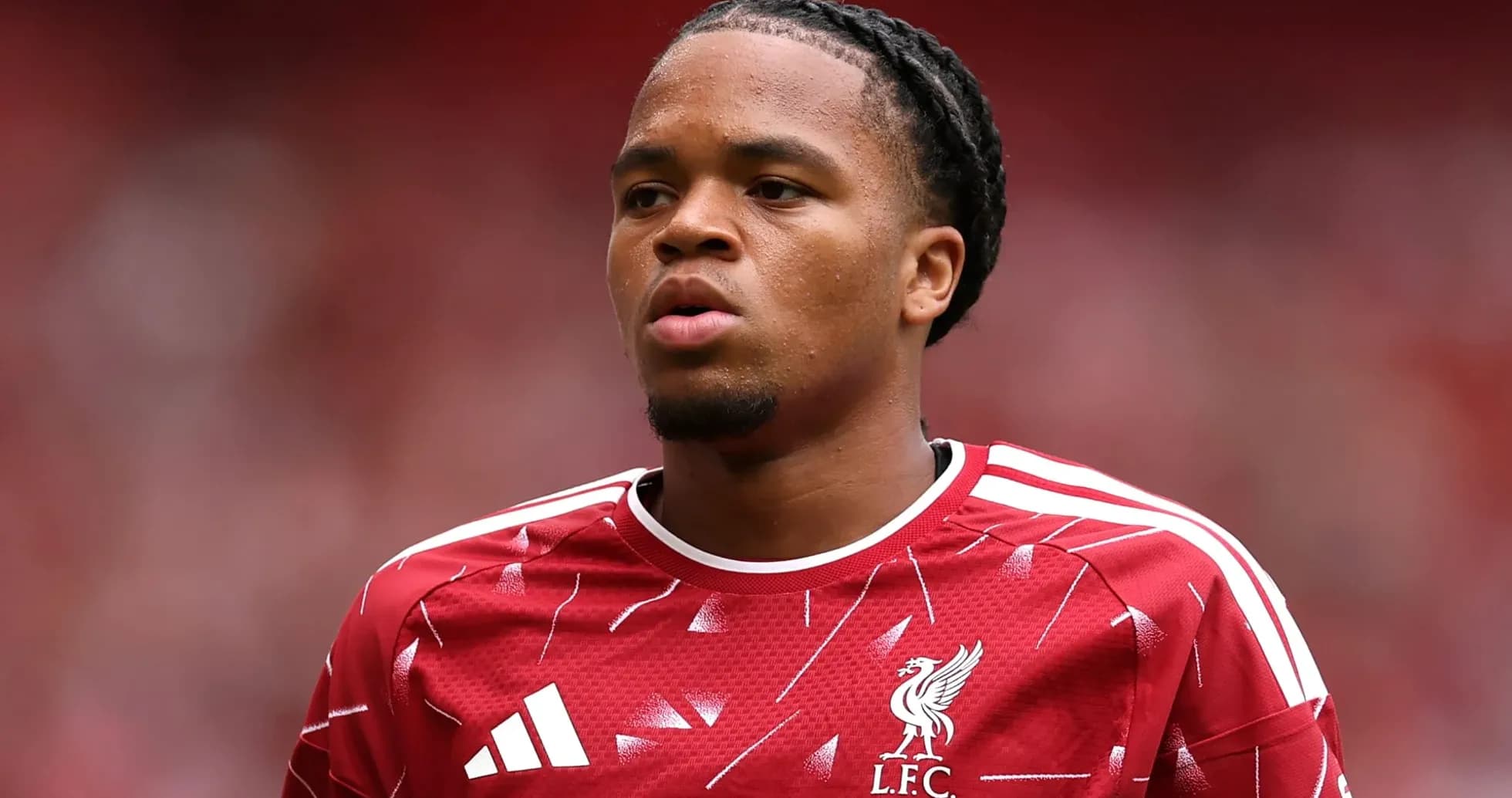 Futbolchi Liverpool formasida maydonda tayyorgarlik ko'rmoqda Futbolchi Liverpool formasida maydonda tayyorgarlik ko'rmoqda