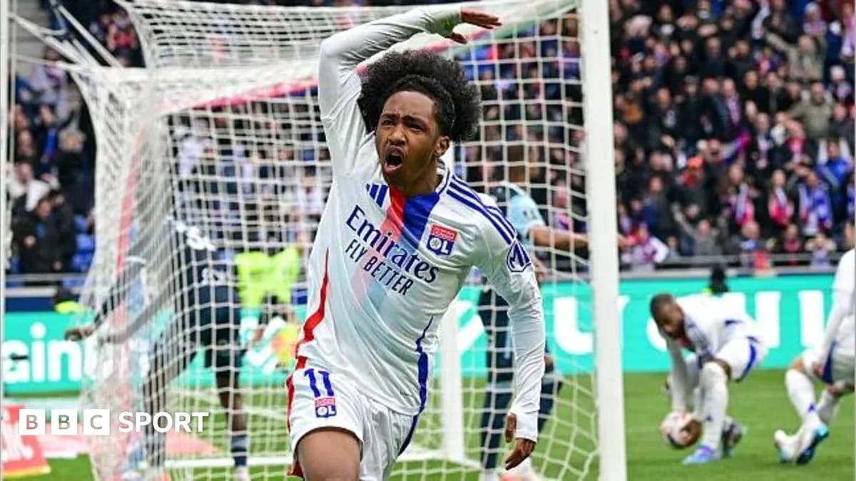 Olimpik Lyon futbolchisi gol urishidan keyin nishonlamoqda Olimpik Lyon futbolchisi gol urishidan keyin nishonlamoqda