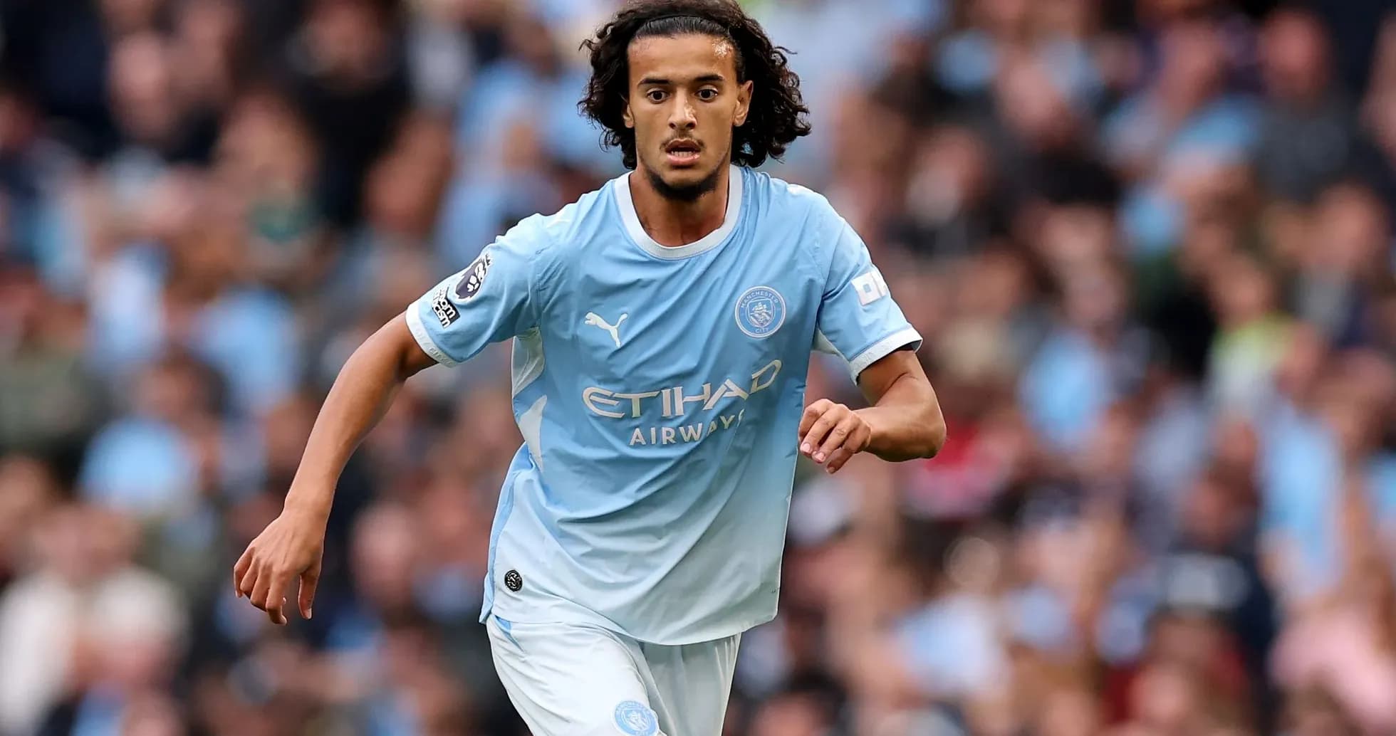 Futbolchi Manchester City formasi bilan maydonni aylanmoqda Futbolchi Manchester City formasi bilan maydonni aylanmoqda