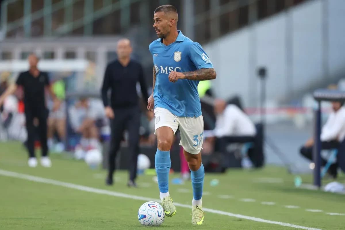 Futbolchi to'p bilan yugurmoqda, o'yin davomida Futbolchi to'p bilan yugurmoqda, o'yin davomida