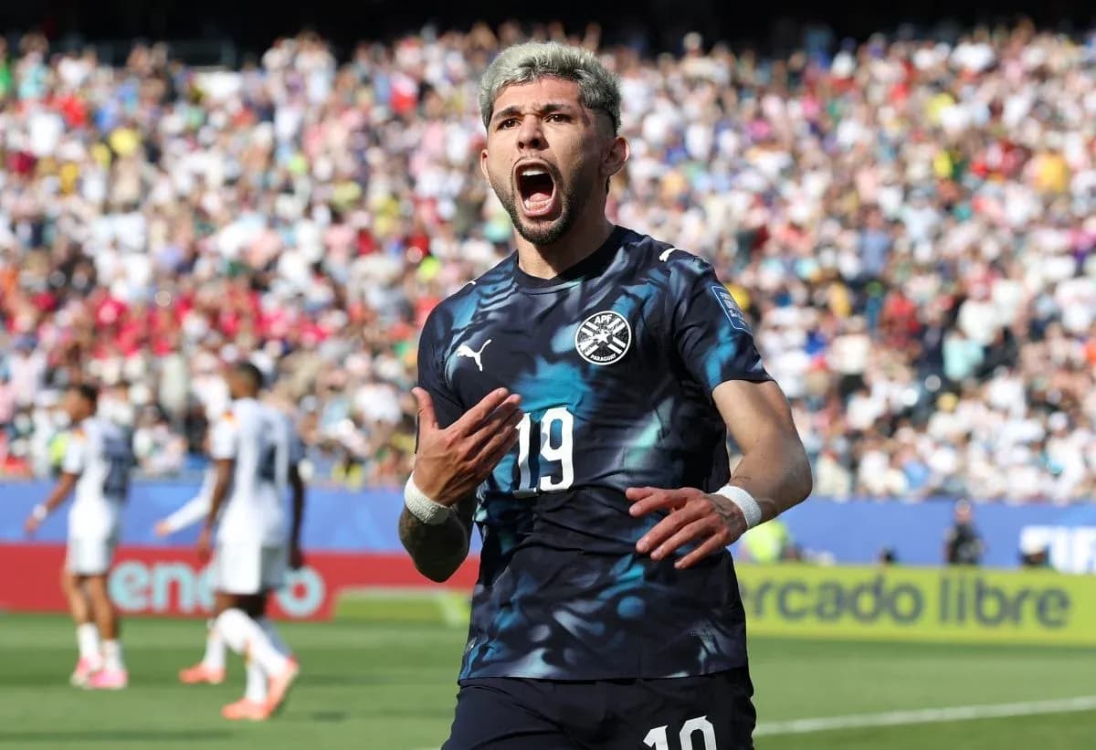 Futbolchi gollarni nishonlayotgan xursandlikda Futbolchi gollarni nishonlayotgan xursandlikda
