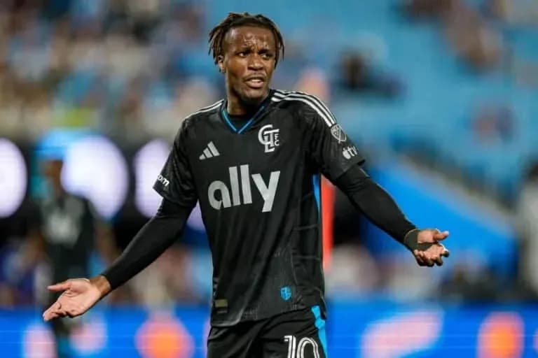 Futbolchi maydonda qo'llarini ochib gapiryapti Futbolchi maydonda qo'llarini ochib gapiryapti