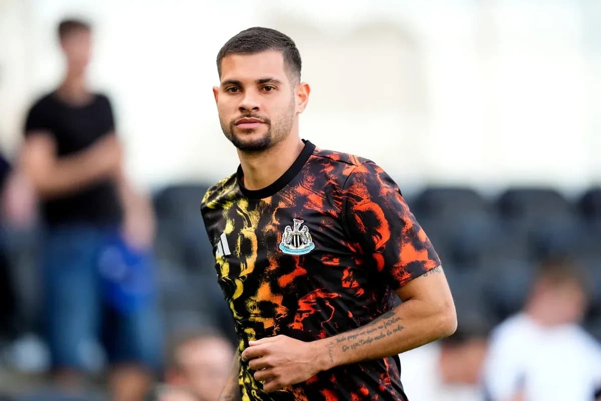 Futbolchi maydonda harakatda, Newcastle formasi kiygan Futbolchi maydonda harakatda, Newcastle formasi kiygan