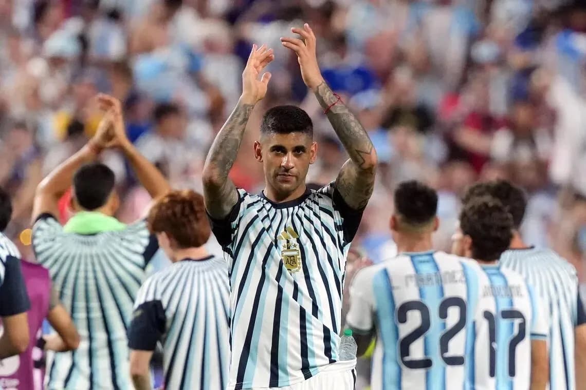 Futbolchi maydonda muxlislarni qo'l silkitmoqda Futbolchi maydonda muxlislarni qo'l silkitmoqda