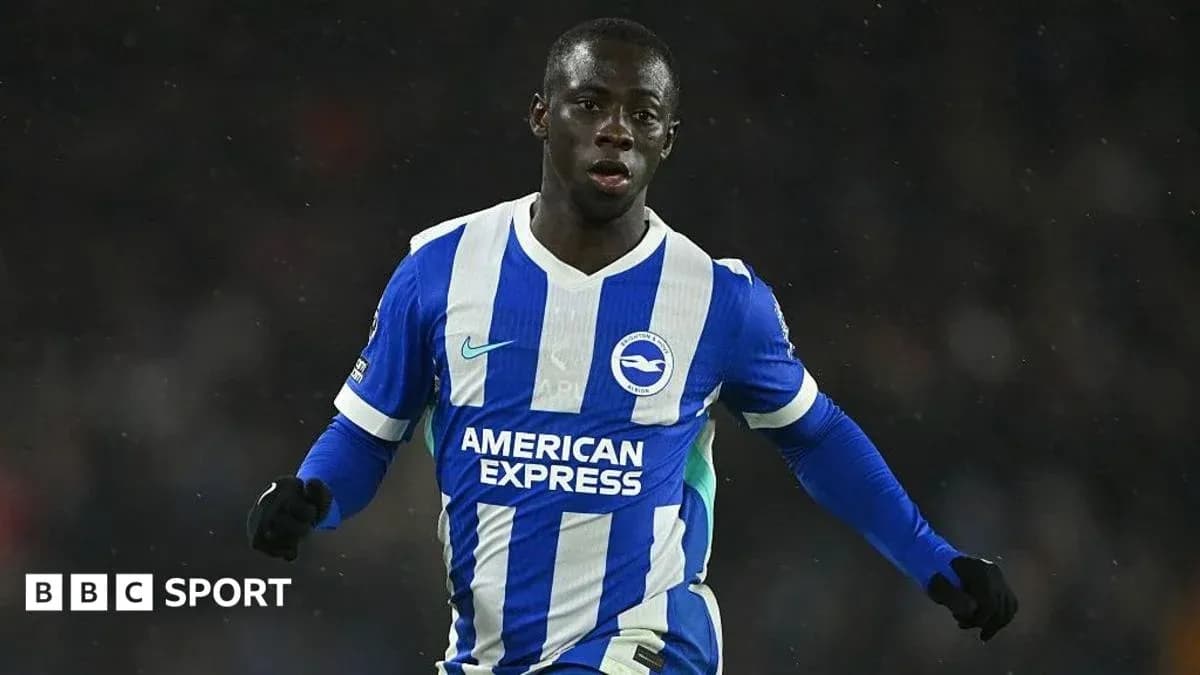 Futbolchi Brighton formasi bilan maydonda harakatda Futbolchi Brighton formasi bilan maydonda harakatda
