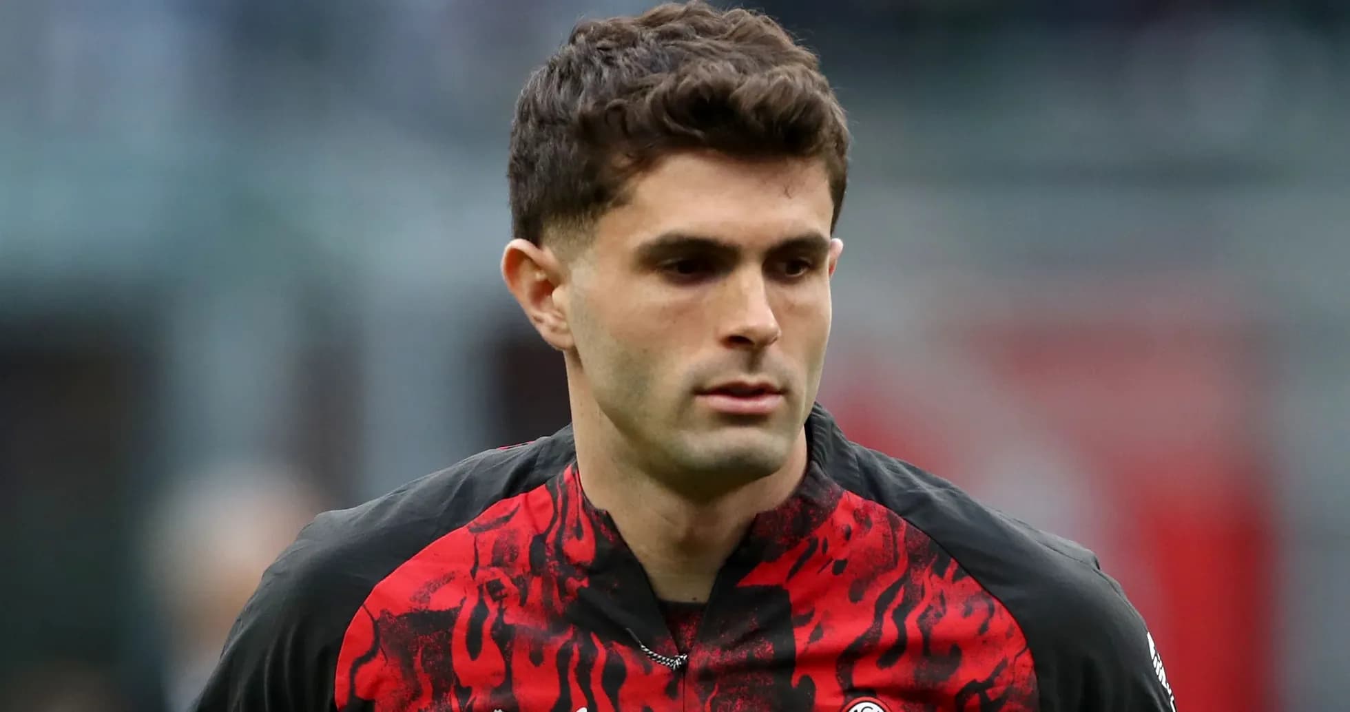 Futbolchi maydonda jamoasi formasi bilan Futbolchi maydonda jamoasi formasi bilan