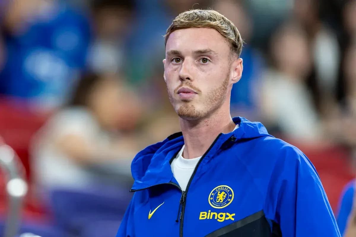 Futbolchi Chelsea formasida, tomoshabinlar oldida turibdi Futbolchi Chelsea formasida, tomoshabinlar oldida turibdi