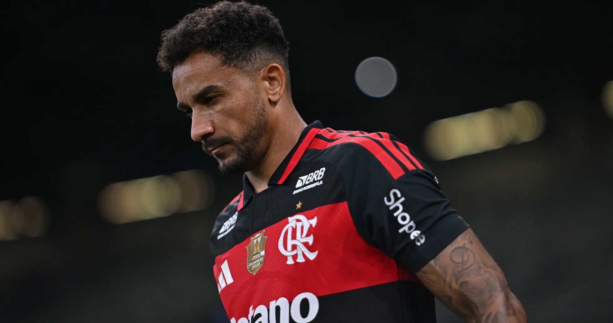 Futbolchi Flamengo formasida, maydonga kirayotgan Futbolchi Flamengo formasida, maydonga kirayotgan