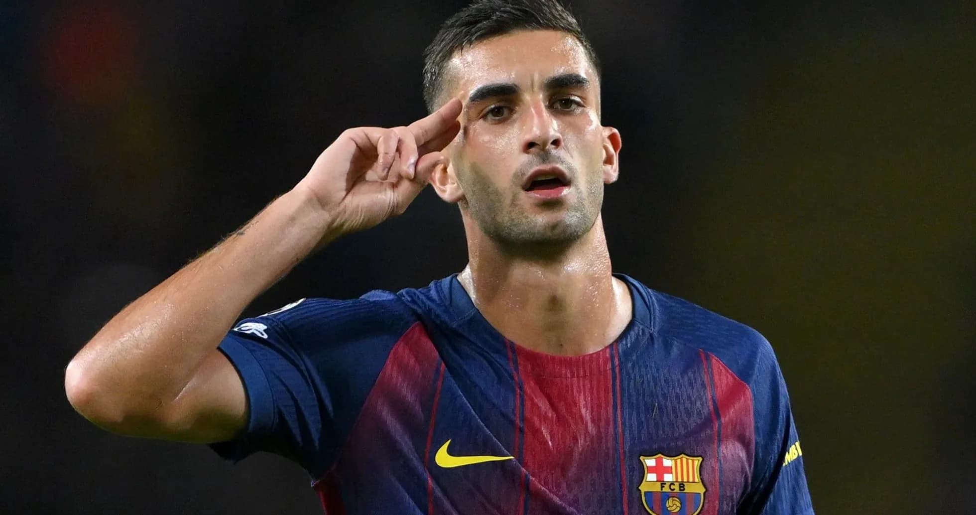 Futbolchi gol urganidan keyin salom beradi Futbolchi gol urganidan keyin salom beradi