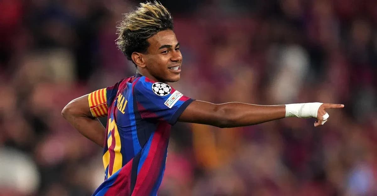 Futbolchi gol urishdan keyin xursand bo'lmoqda Futbolchi gol urishdan keyin xursand bo'lmoqda