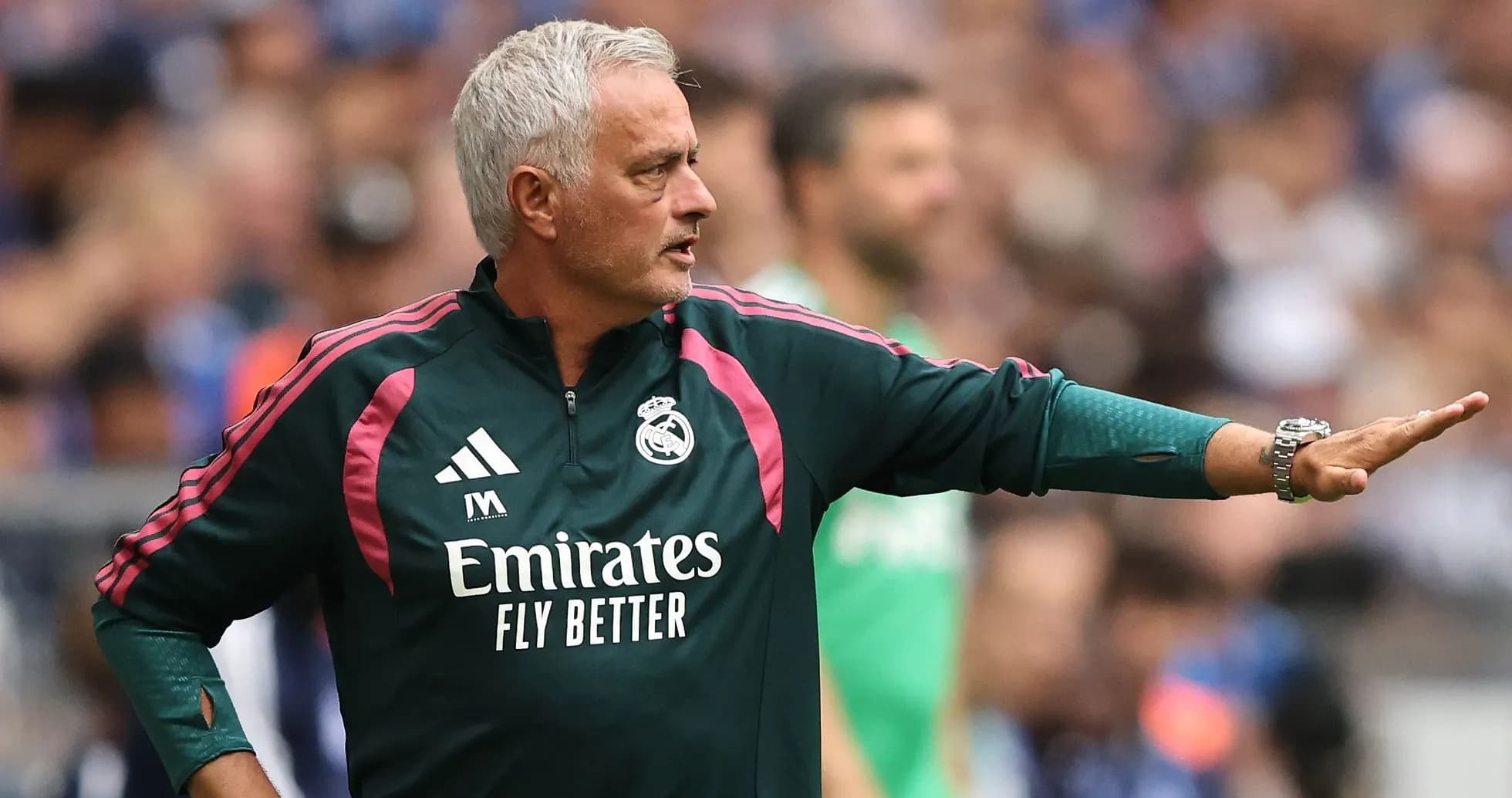 Menejer Real Madrid takimini o'yin davomida boshqaradi Menejer Real Madrid takimini o'yin davomida boshqaradi