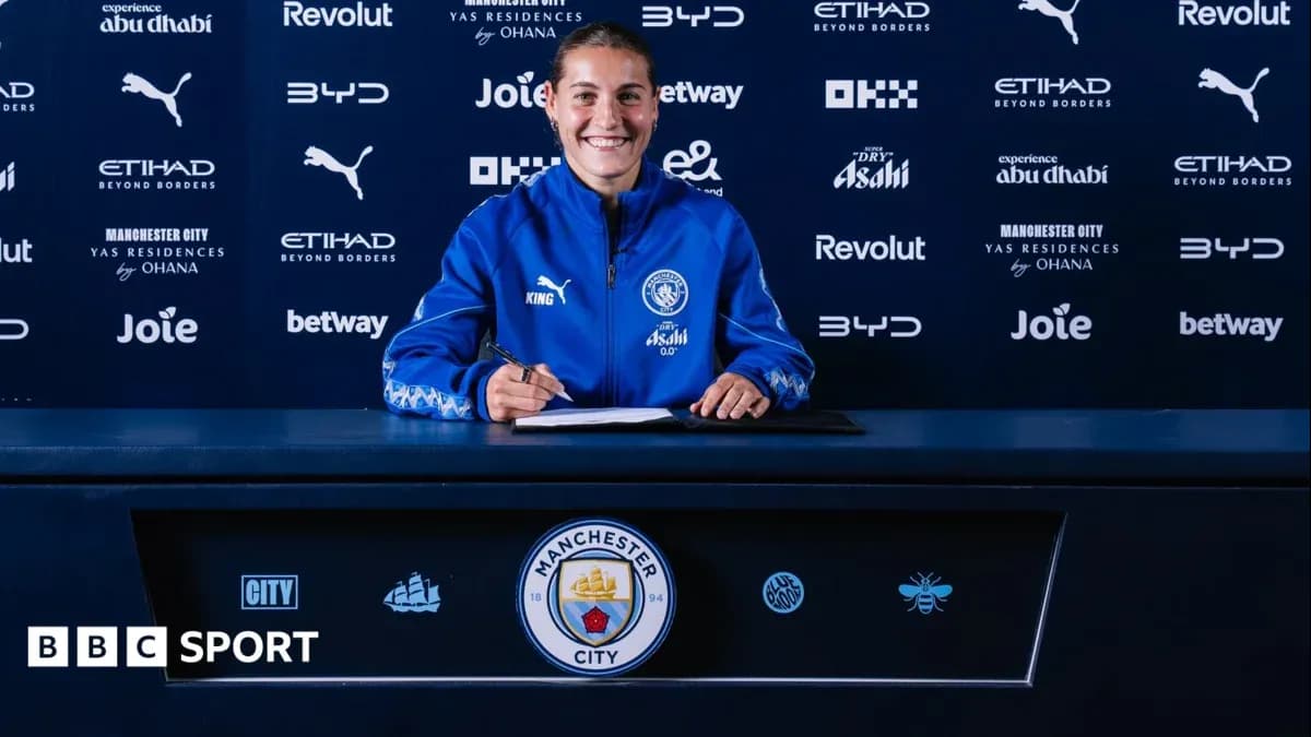 Futbolchi shartnoma imzolayotgan paytda kulayotgan Futbolchi shartnoma imzolayotgan paytda kulayotgan