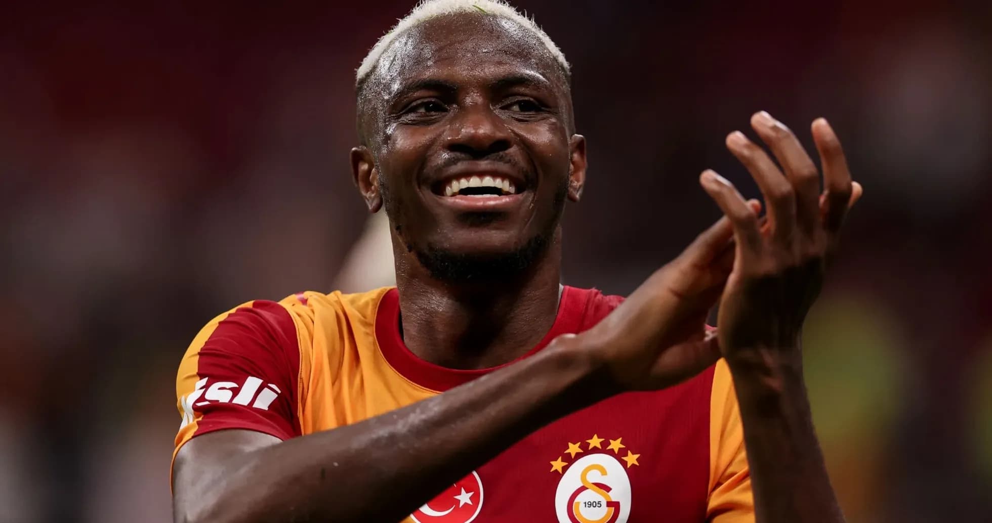 Futbolchi o'yin tugagandan keyin qo'lini ko'taradi Futbolchi o'yin tugagandan keyin qo'lini ko'taradi