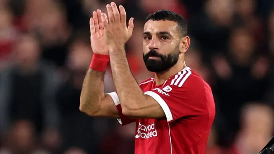 Futbolchi olomonlar oldida qo'l silkitmoqda Futbolchi olomonlar oldida qo'l silkitmoqda